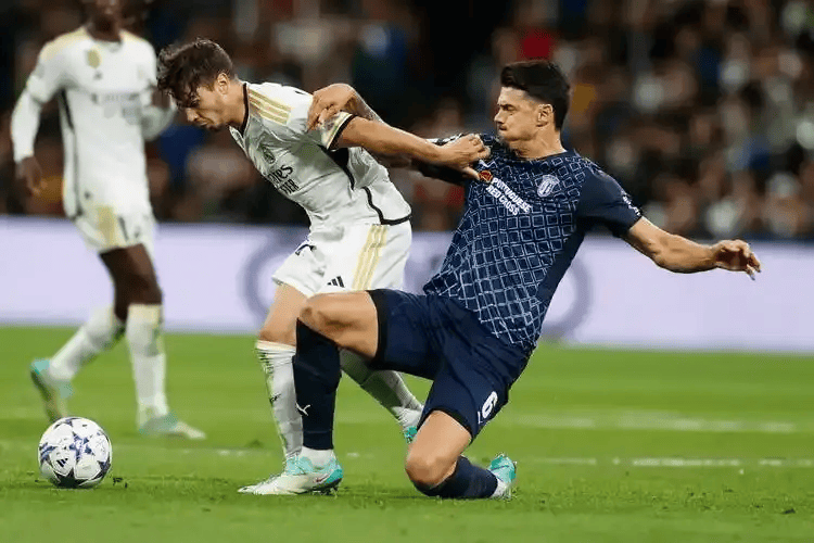 包含里昂客场取胜，进攻火力强劲，展现实力的词条