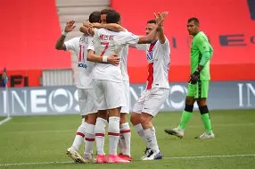 巴黎圣日耳曼防线失误送礼，意外爆冷遭绝杀的简单介绍