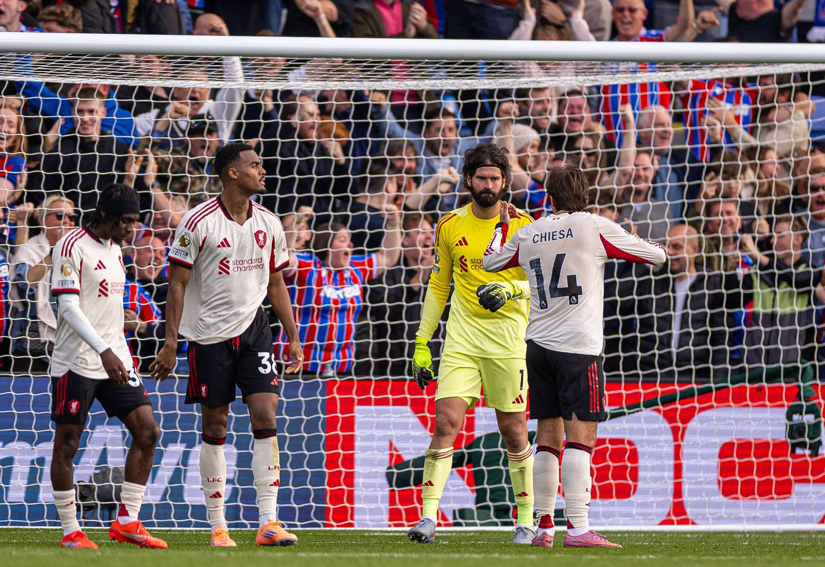 关于利物浦主场大胜，紧咬英超榜首位置不放的信息