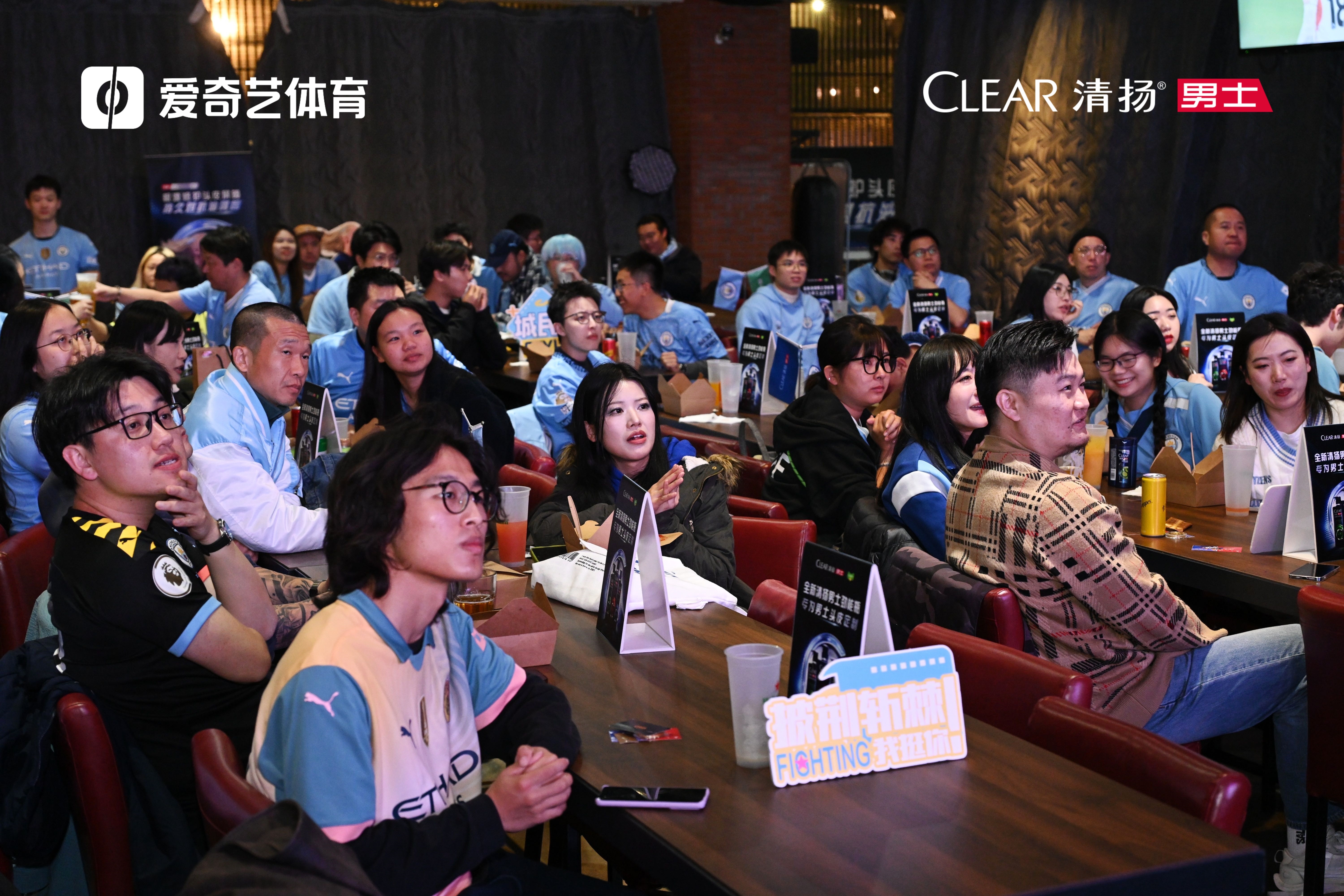 球场上的对决如火如荼，现场气氛热烈的简单介绍