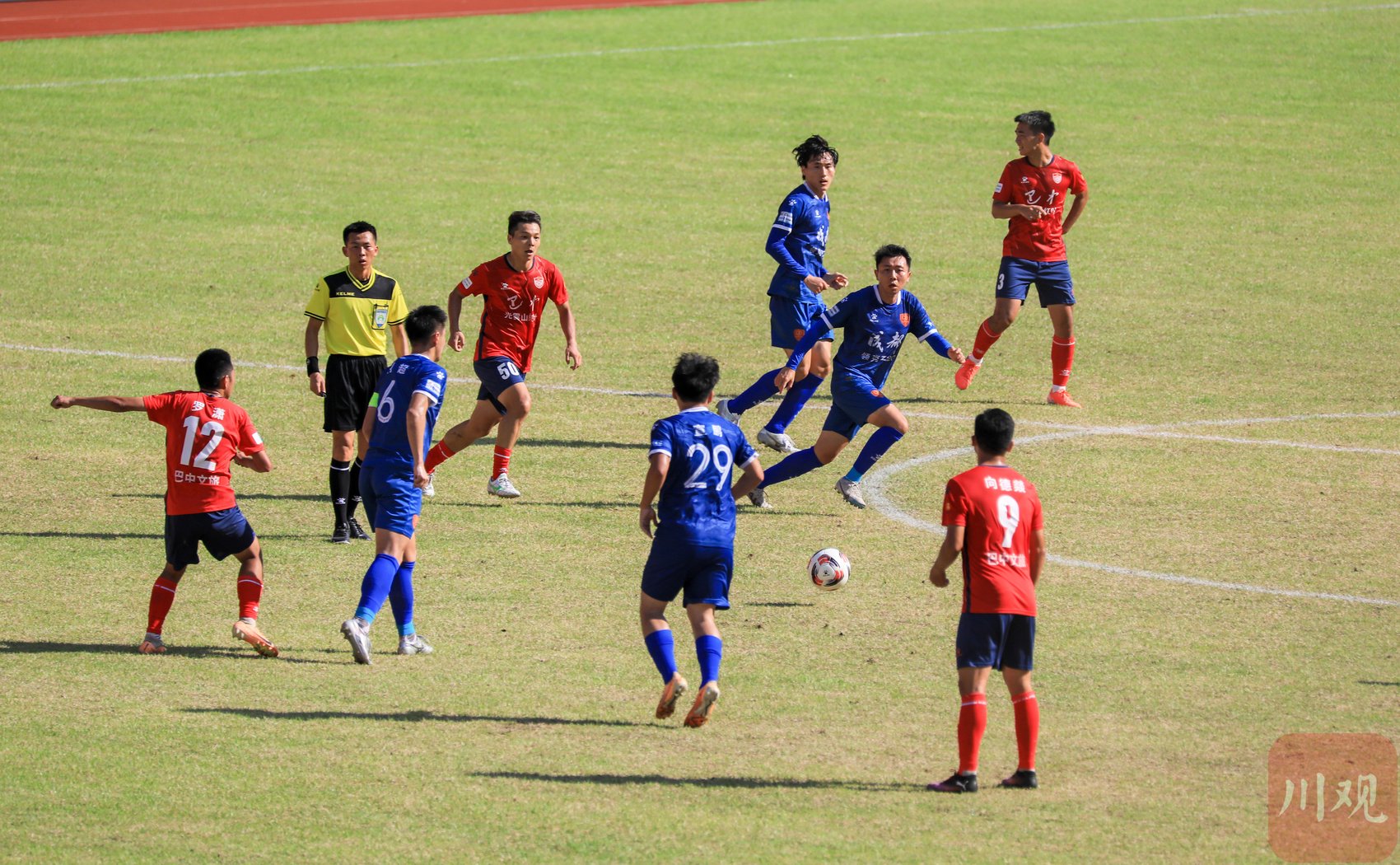 球场上的对决如火如荼，现场气氛热烈的简单介绍